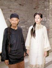 他掀开裙子把舌头伸进去添视频